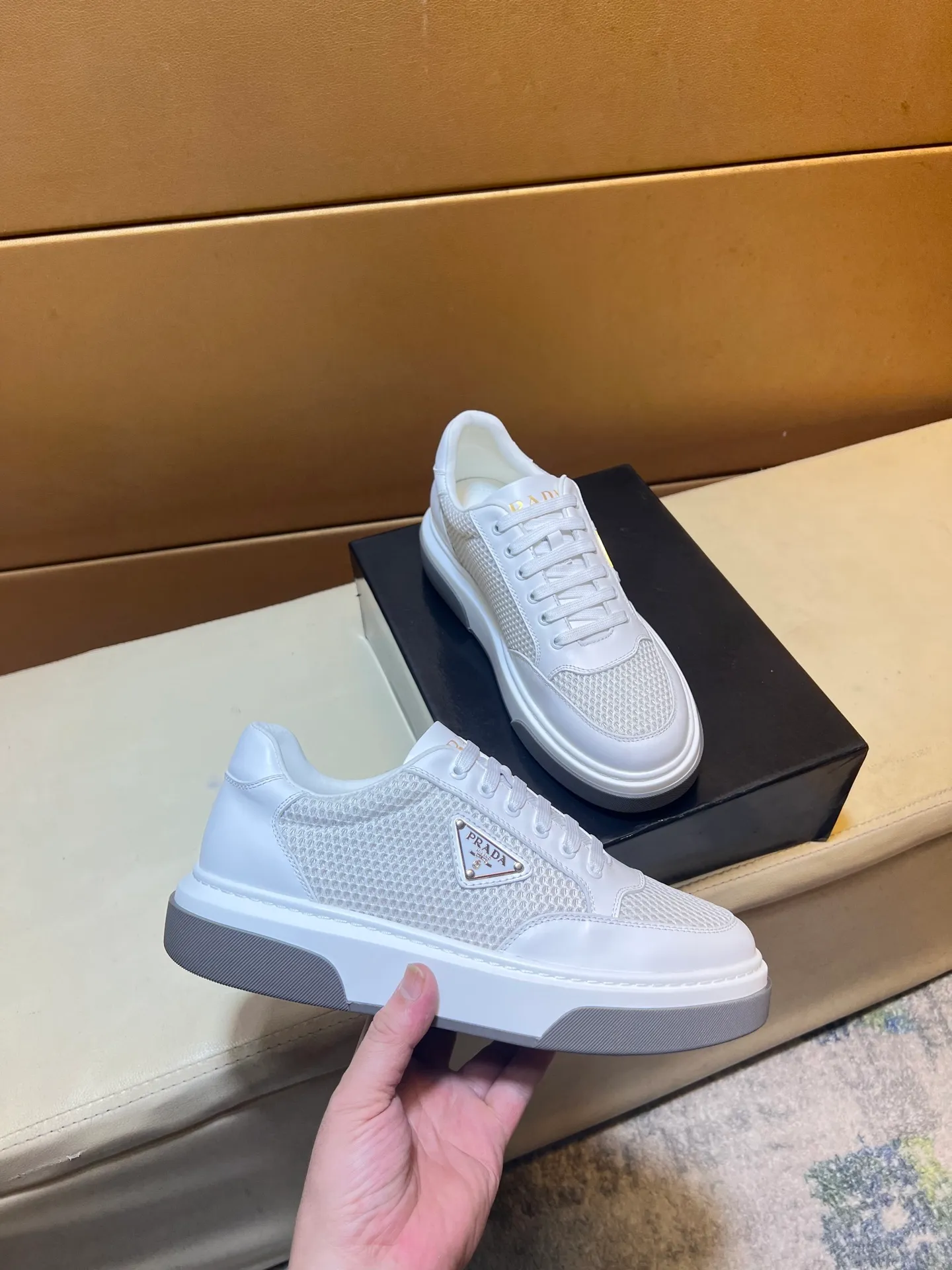 pp560💰👑👑《PRADA》【Classic Original Version】Prada: Top 🔝 Purchasing Agent 🔍🔍Sold at the latest men’s counter simultaneously, imported high-quality original version from Italy 🇮🇹: 🔝Brand silk calfskin·Shoe height, brand logo·Brand high mercerized canvas cloth·Tongue screen printing Brand logo: Prominent (high-end, extravagance, class), exquisite workmanship (imported Italian 🇮🇹 water-based mesh lining, 🐂cowhide feet), soles: original soles specially provided by the original factory, double-layer movable molding: transparent air cushion bottom, environmentally friendly, wear-resistant, ultra-light, comfortable, 🌲🌲🌲, real-life photos 🎬The real ones are more beautiful Flying code number 38-44